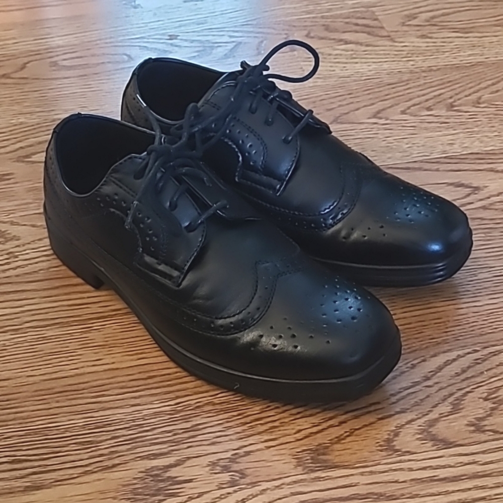 Deer Stags "Big Kid" Boys size 6M black wingtip shoes.